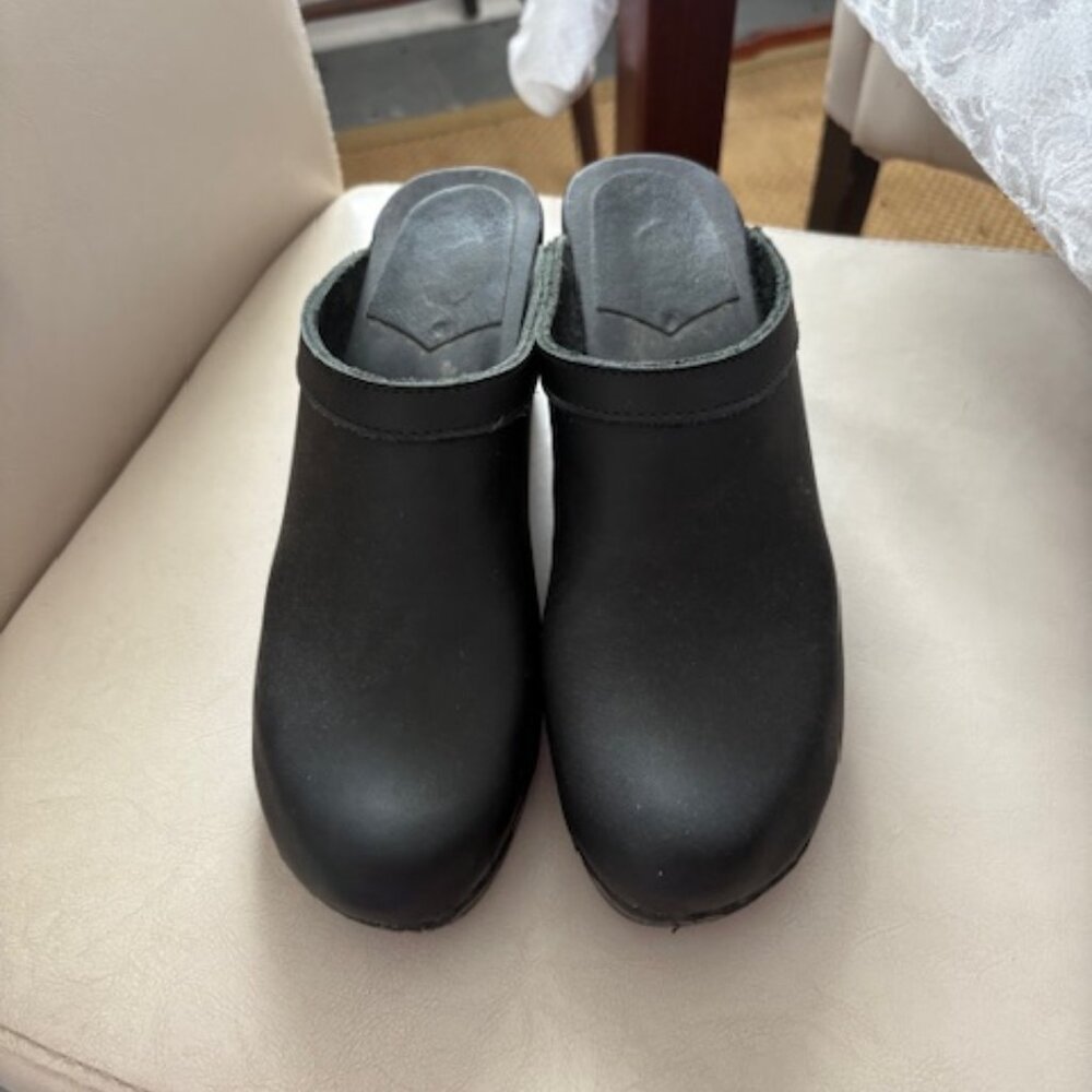 No. 6 Old School Clogs, Black leather, Size 42, in great condition.